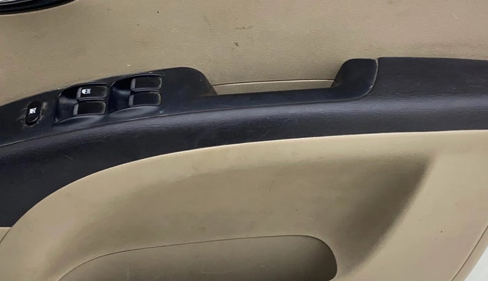 2013 Hyundai i10 MAGNA 1.1, CNG, Manual, 1,06,330 km, Driver Side Door Panels Control