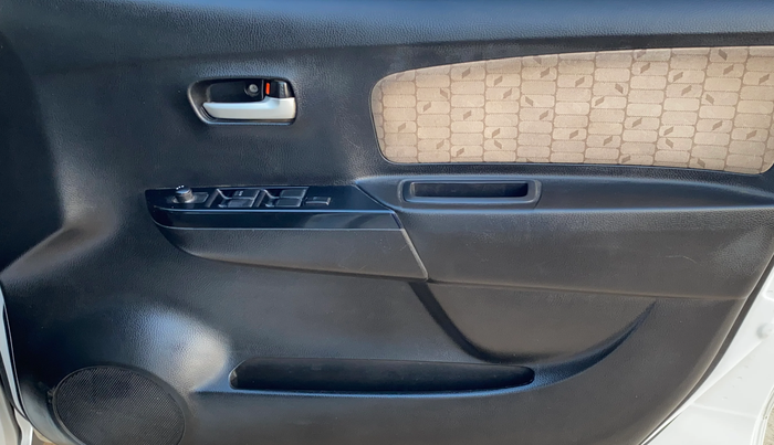 2017 Maruti Wagon R 1.0 VXI, CNG, Manual, 71,620 km, Driver Side Door Panels Control