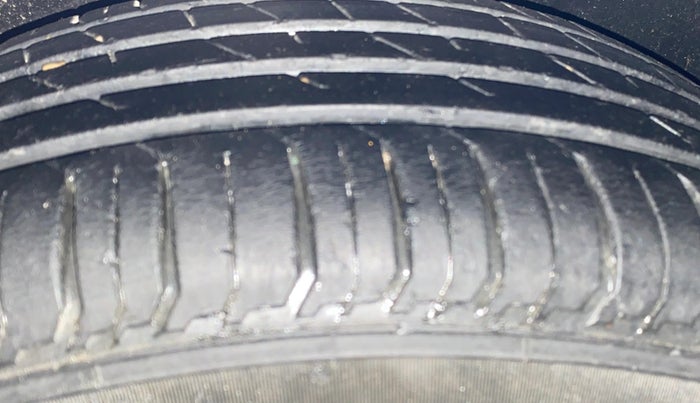 2020 Volkswagen Polo COMFORTLINE PLUS 1.0L MPI, Petrol, Manual, 64,659 km, Left Rear Tyre Tread