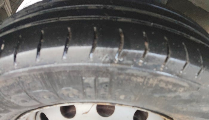 2011 Hyundai Eon D-LITE+, Petrol, Manual, 95,934 km, Right Rear Tyre Tread