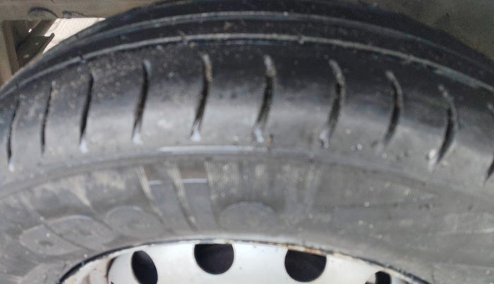 2011 Hyundai Eon D-LITE+, Petrol, Manual, 95,934 km, Left Front Tyre Tread