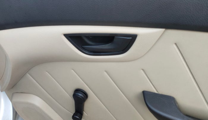 2011 Hyundai Eon D-LITE+, Petrol, Manual, 95,934 km, Driver Side Door Panels Control