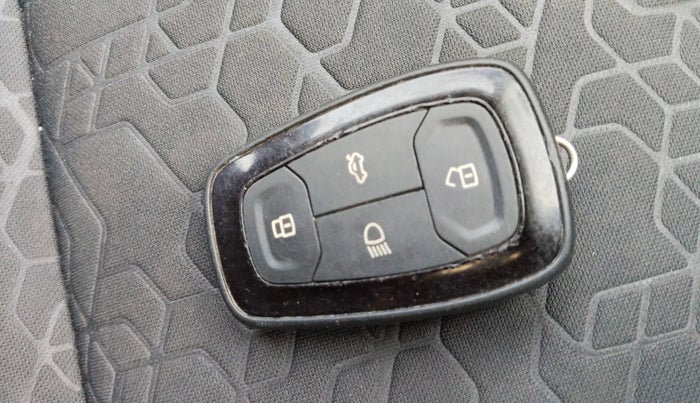 2024 Tata ALTROZ XZ PLUS SUNROOF CNG, CNG, Manual, 58,209 km, Key Close Up