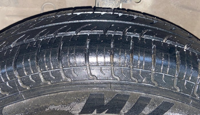 2016 Maruti Swift Dzire VXI, Petrol, Manual, 72,132 km, Left Front Tyre Tread