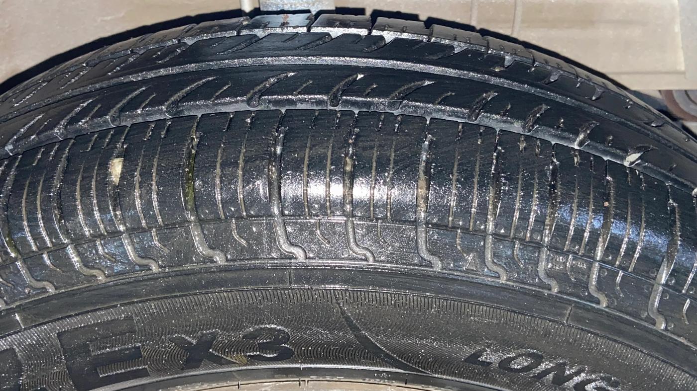 2016 Maruti Swift Dzire VXI, Petrol, Manual, 72,316 km, Right Front Tyre Tread