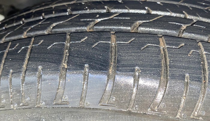 2021 Toyota Innova Crysta 2.4 G 7 STR, Diesel, Manual, 94,639 km, Left Front Tyre Tread