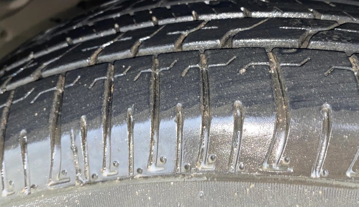 2021 Toyota Innova Crysta 2.4 G 7 STR, Diesel, Manual, 94,639 km, Right Front Tyre Tread