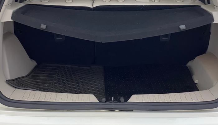 2020 Mahindra XUV300 W8 (O) 1.2 PETROL, Petrol, Manual, 42,702 km, Boot Inside