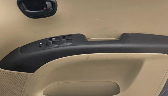 2013 Hyundai i10 MAGNA 1.1, CNG, Manual, 94,389 km, Driver Side Door Panels Control