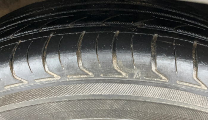 2023 KIA CARENS PRESTIGE PLUS 1.5 PETROL IMT 7 STR, Petrol, Manual, 48,381 km, Right Front Tyre Tread