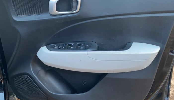 2024 Hyundai VENUE SX 1.2 PETROL, CNG, Manual, 31,232 km, Driver Side Door Panels Control