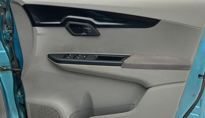 2015 Mahindra Kuv100 K8 5 STR, Petrol, Manual, 37,128 km, Driver Side Door Panels Control