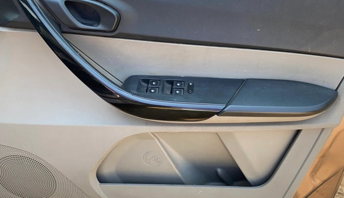 2016 Tata Tiago XT PETROL, Petrol, Manual, 1,09,603 km, Driver Side Door Panels Control