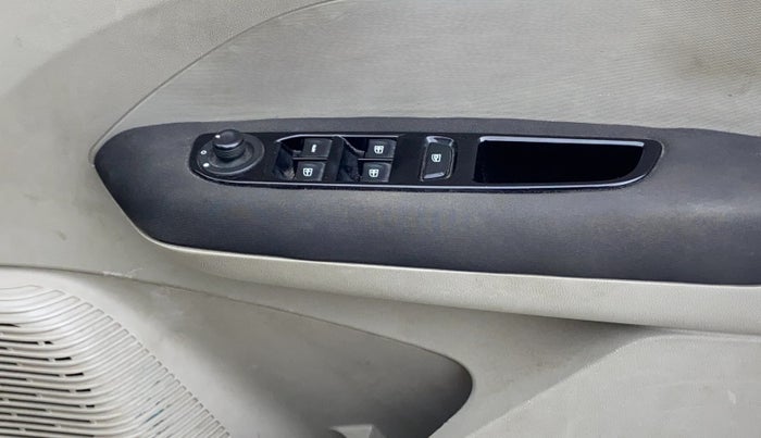 2020 Renault TRIBER RXZ AMT, Petrol, Automatic, 76,244 km, Driver Side Door Panels Control