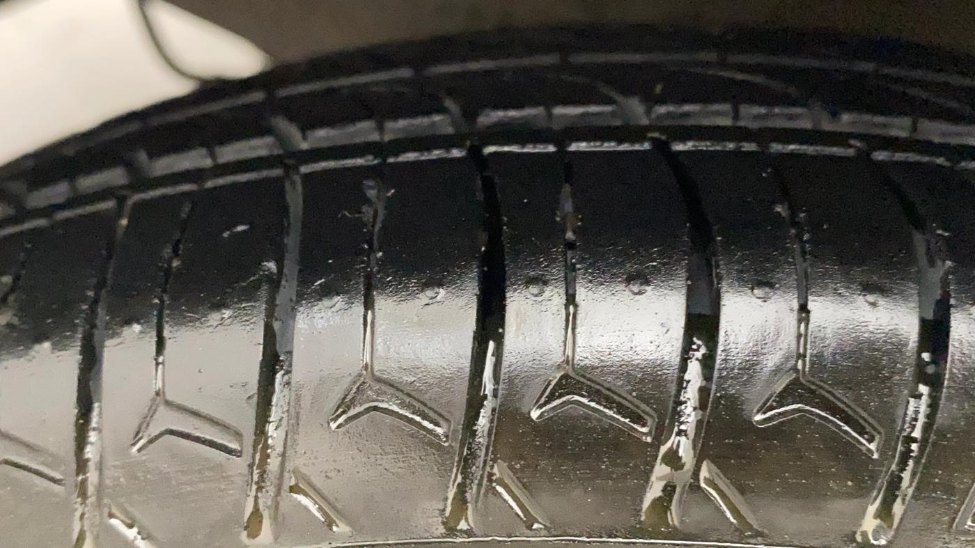 2016 Hyundai Eon ERA PLUS (O), Petrol, Manual, 1,36,063 km, Left Front Tyre Tread