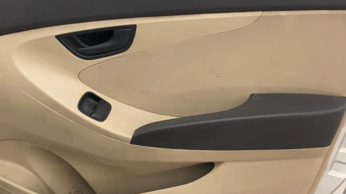 2016 Hyundai Eon ERA PLUS (O), Petrol, Manual, 1,36,063 km, Driver Side Door Panels Control