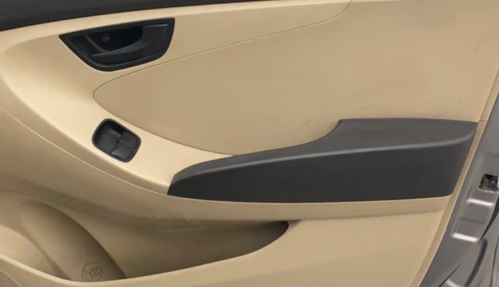 2013 Hyundai Eon MAGNA +, Petrol, Manual, 1,20,028 km, Driver Side Door Panels Control