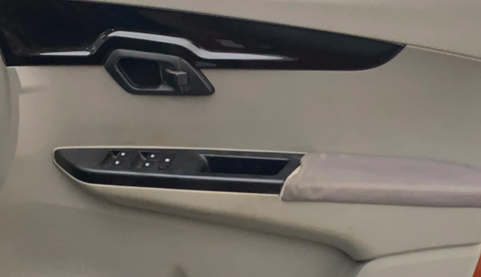 2016 Mahindra Kuv100 K8 D 6 STR, Diesel, Manual, 90,470 km, Driver Side Door Panels Control