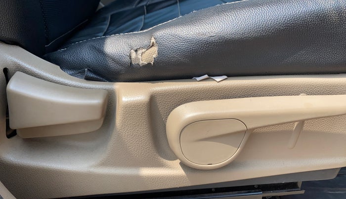 2017 Mahindra TUV300 T8, Diesel, Manual, 59,224 km, Driver Side Adjustment Panel