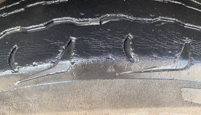 2017 Mahindra TUV300 T8, Diesel, Manual, 59,224 km, Right Front Tyre Tread