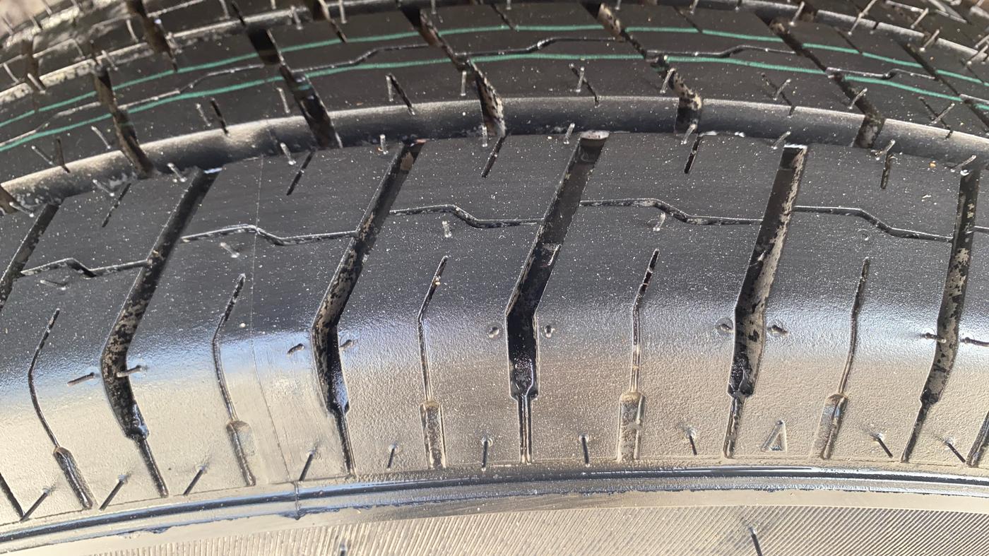 2017 Mahindra TUV300 T8, Diesel, Manual, 59,412 km, Left Front Tyre Tread
