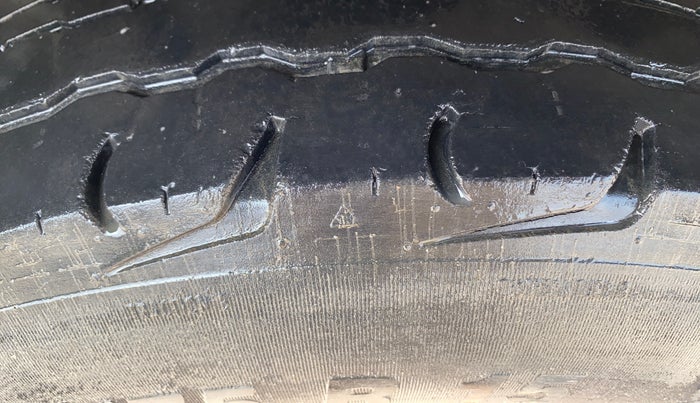 2017 Mahindra TUV300 T8, Diesel, Manual, 59,224 km, Right Rear Tyre Tread