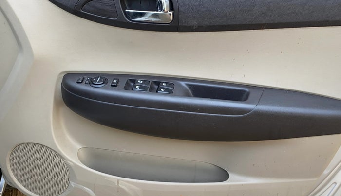 2013 Hyundai i20 MAGNA (O) 1.2, Petrol, Manual, 44,337 km, Driver Side Door Panels Control