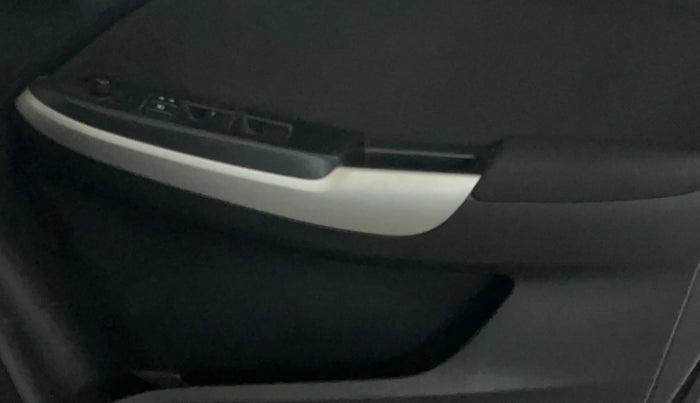 2017 Maruti Baleno DELTA PETROL 1.2, Petrol, Manual, 30,806 km, Driver Side Door Panels Control