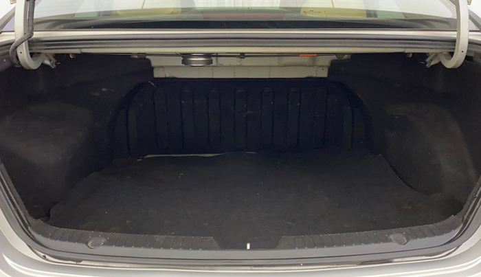 2012 Hyundai Sonata 2.4 GDI MT, Petrol, Manual, 1,07,044 km, Boot Inside