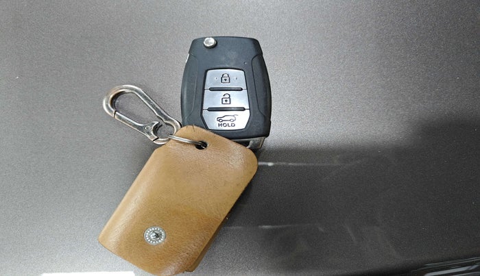 2019 Mahindra ALTURAS G4 4WD AT, Diesel, Automatic, 1,05,681 km, Key Close Up