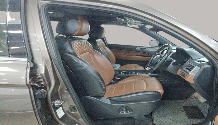 2019 Mahindra ALTURAS G4 4WD AT, Diesel, Automatic, 1,05,681 km, Right Side Front Door Cabin