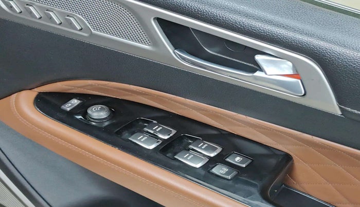 2019 Mahindra ALTURAS G4 4WD AT, Diesel, Automatic, 1,05,681 km, Driver Side Door Panels Control