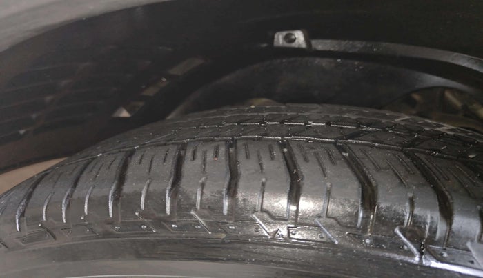 2019 Mahindra ALTURAS G4 4WD AT, Diesel, Automatic, 1,05,681 km, Right Front Tyre Tread