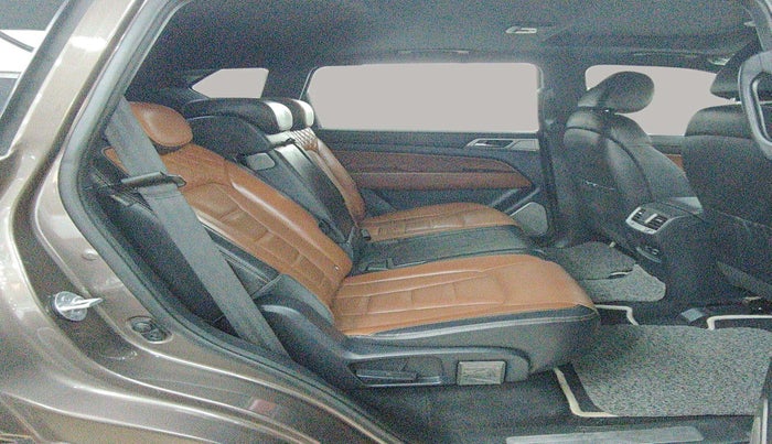 2019 Mahindra ALTURAS G4 4WD AT, Diesel, Automatic, 1,05,681 km, Right Side Rear Door Cabin