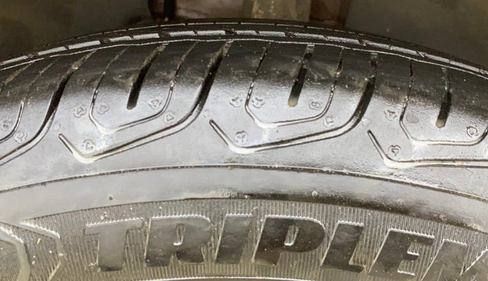 2016 Ford Ecosport TITANIUM 1.5L DIESEL, Diesel, Manual, 1,09,315 km, Right Front Tyre Tread