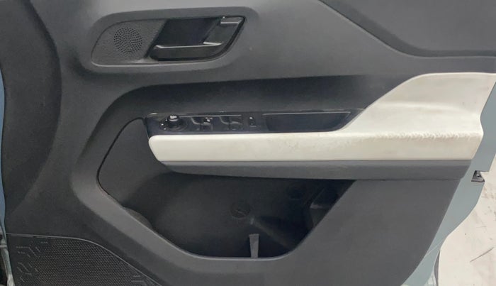 2023 Tata PUNCH ACCOMPLISHED DAZZLE SUNROOF CNG MT, CNG, Manual, 31,882 km, Driver Side Door Panels Control