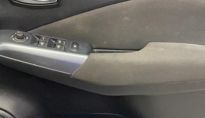 2020 Nissan Kicks XV PREMIUM TURBO 1.3, Petrol, Manual, 94,780 km, Driver Side Door Panels Control