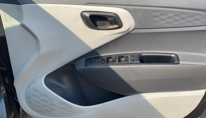 2021 Hyundai AURA S 1.2, CNG, Manual, 61,427 km, Driver Side Door Panels Control