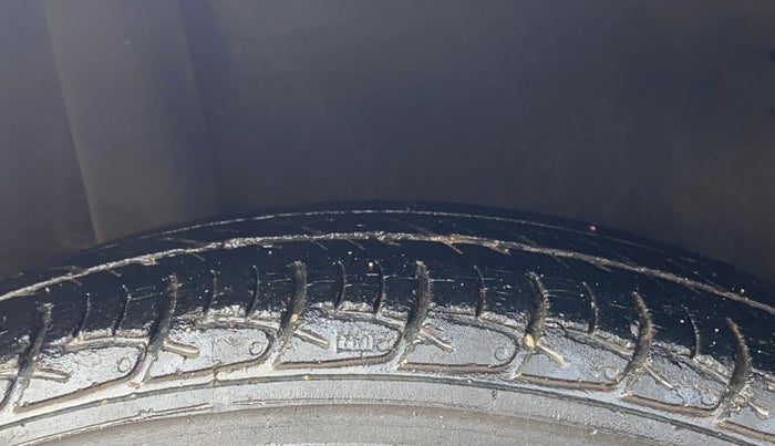 2015 Honda Brio VX MT, Petrol, Manual, 37,813 km, Right Rear Tyre Tread