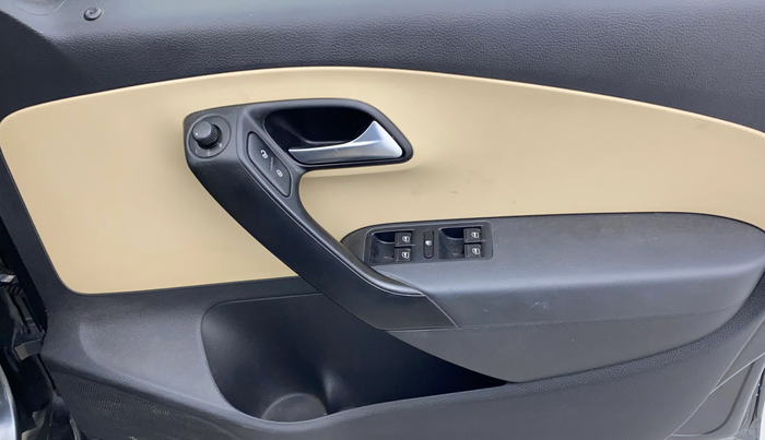 2015 Volkswagen Polo HIGHLINE1.2L, Petrol, Manual, 59,990 km, Driver Side Door Panels Control