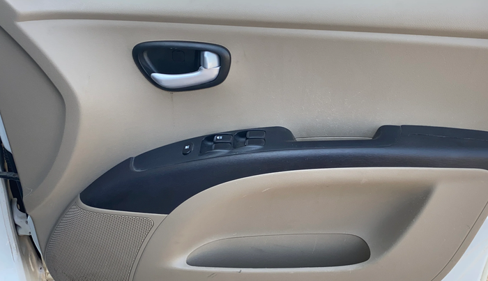 2014 Hyundai i10 MAGNA 1.1, CNG, Manual, 91,829 km, Driver Side Door Panels Control