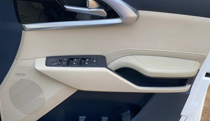 2022 KIA CARENS LUXURY PLUS 1.4 PETROL 7 STR, Petrol, Manual, 25,165 km, Driver Side Door Panels Control