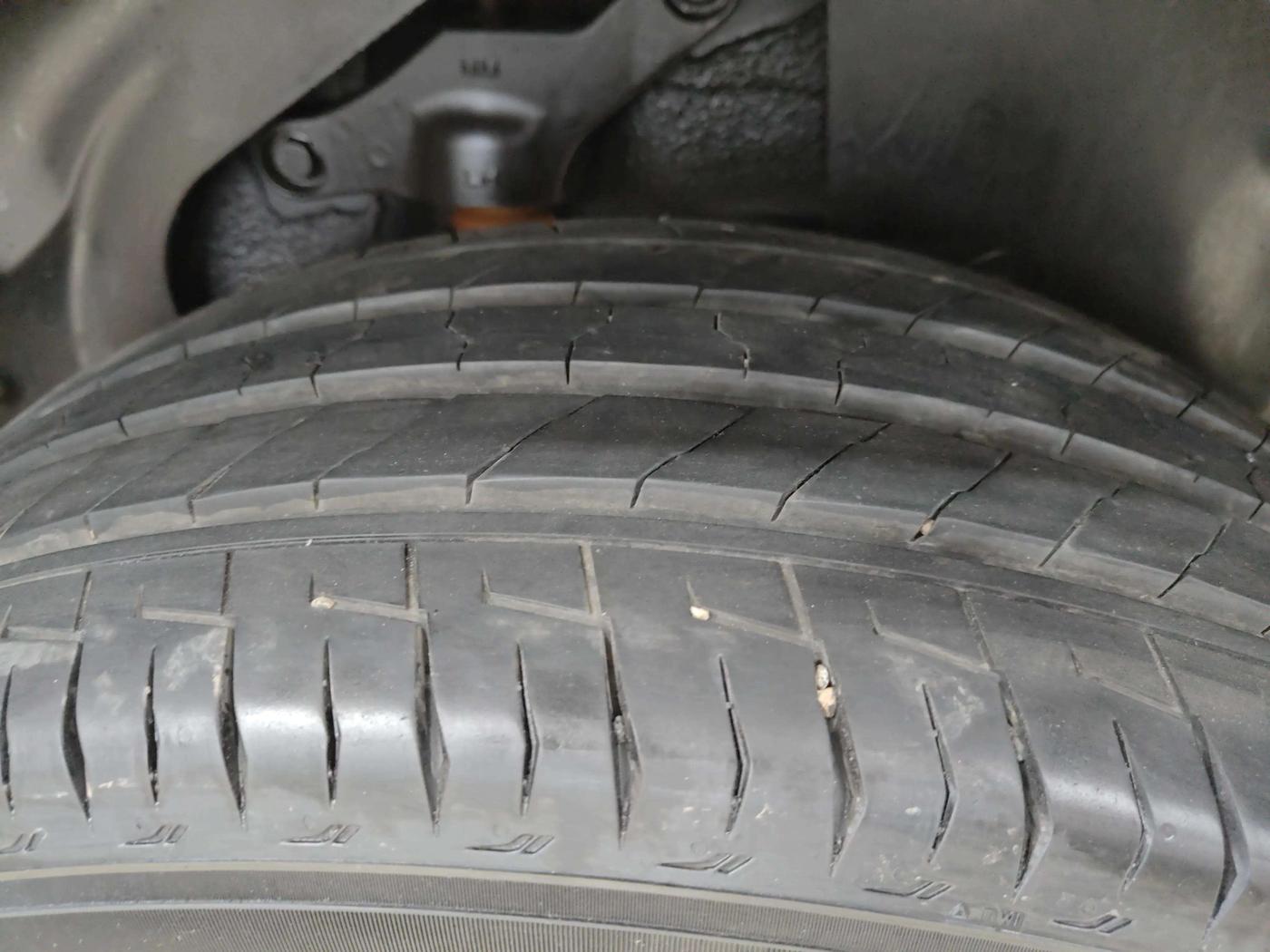 2024 Tata Safari ACCOMPLISHED DARK EDITION AT, Diesel, Automatic, 5,733 km, Right Rear Tyre Tread