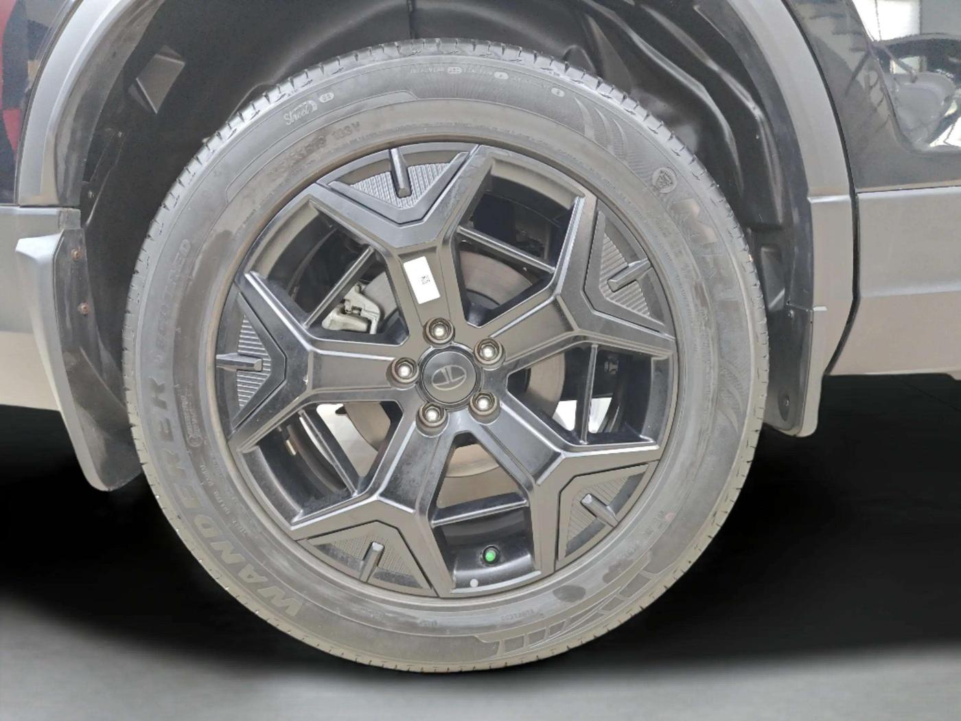2024 Tata Safari ACCOMPLISHED DARK EDITION AT, Diesel, Automatic, 5,733 km, Right Rear Wheel