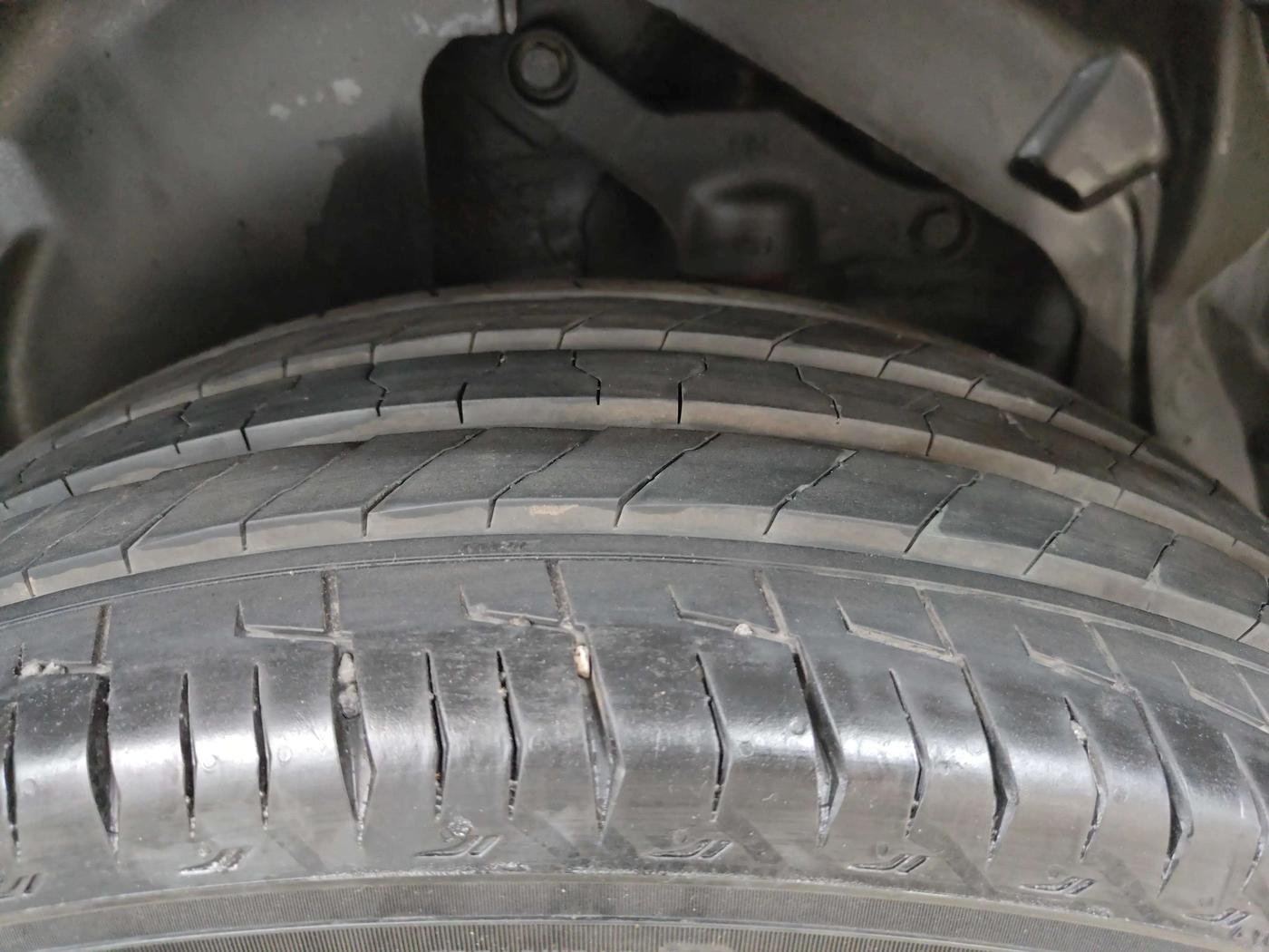 2024 Tata Safari ACCOMPLISHED DARK EDITION AT, Diesel, Automatic, 5,733 km, Left Rear Tyre Tread