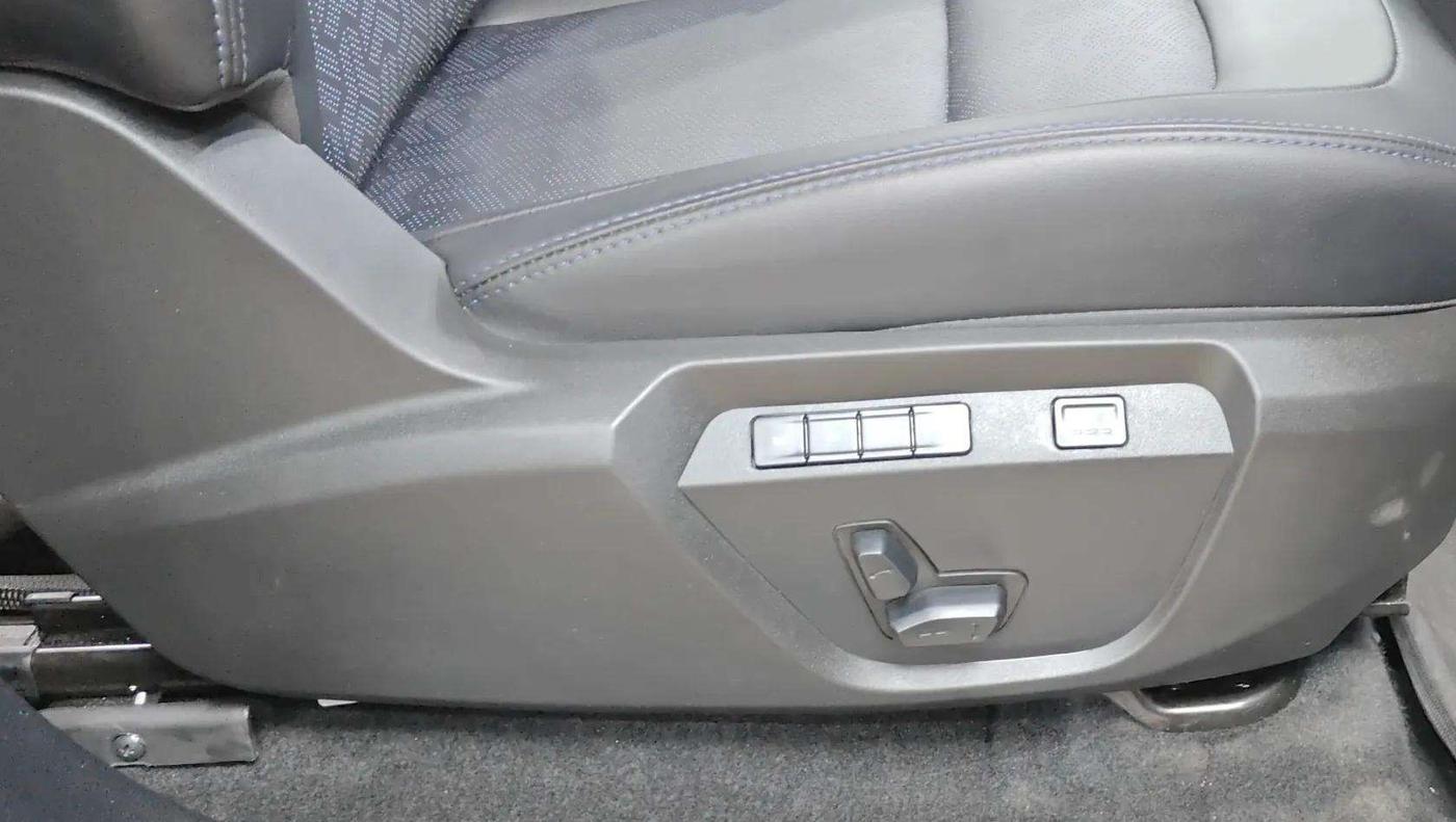 2024 Tata Safari ACCOMPLISHED DARK EDITION AT, Diesel, Automatic, 5,733 km, Driver Side Adjustment Panel