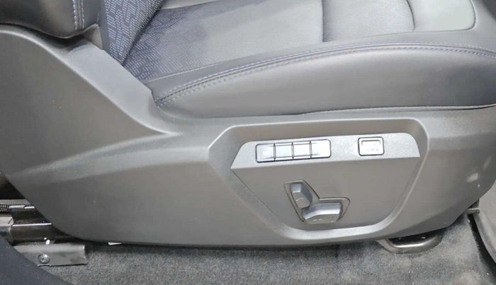 2024 Tata Safari ACCOMPLISHED DARK EDITION AT, Diesel, Automatic, 5,733 km, Driver Side Adjustment Panel