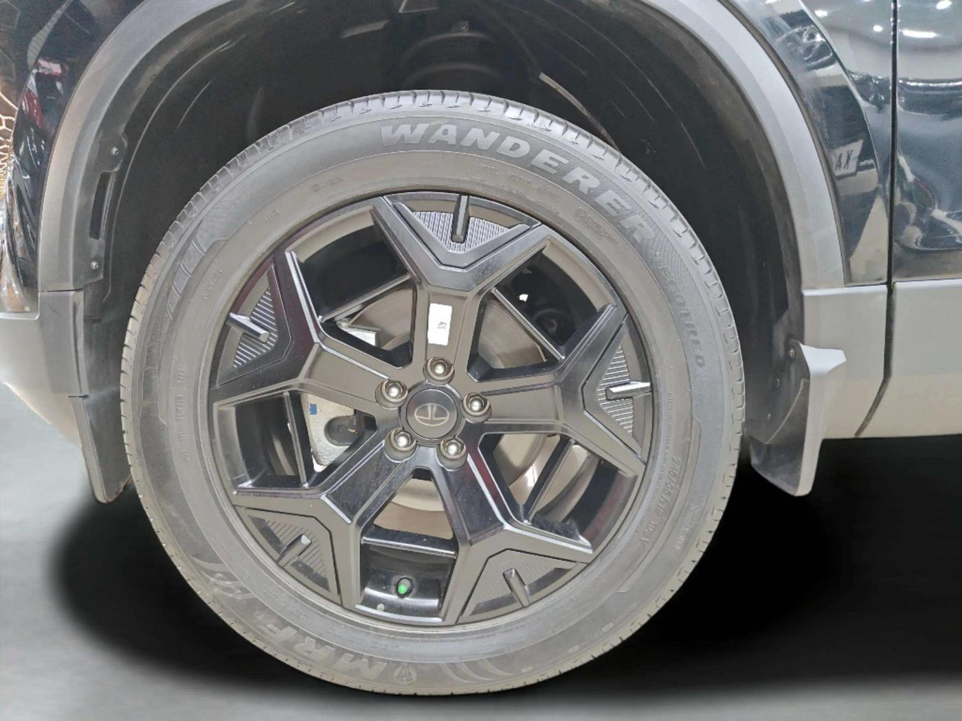 2024 Tata Safari ACCOMPLISHED DARK EDITION AT, Diesel, Automatic, 5,733 km, Left Front Wheel