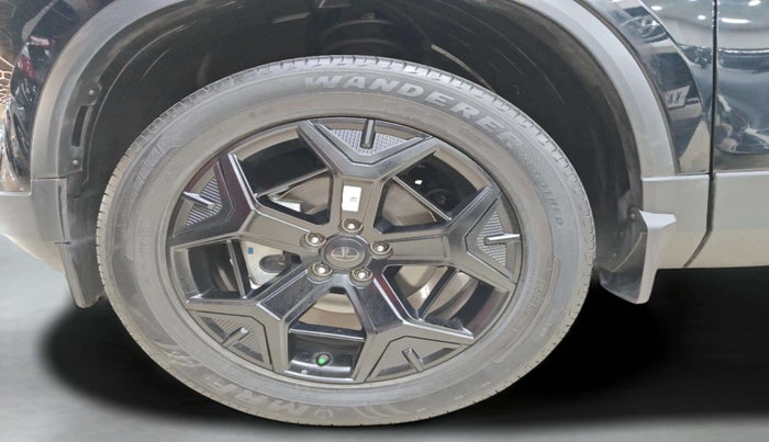 2024 Tata Safari ACCOMPLISHED DARK EDITION AT, Diesel, Automatic, 5,733 km, Left Front Wheel