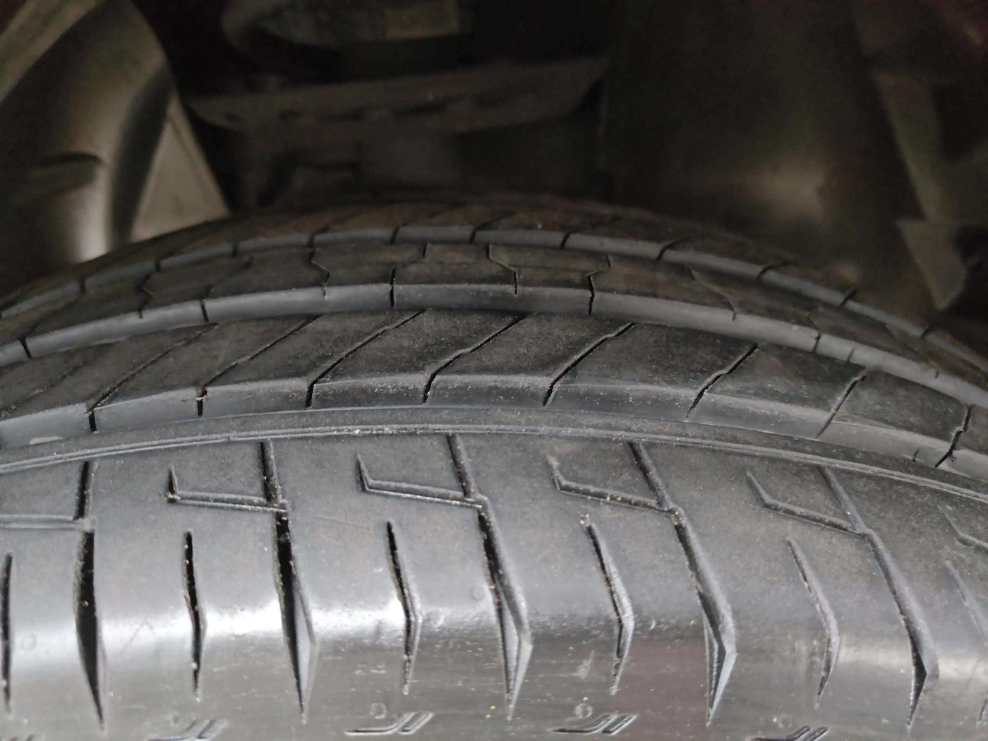 2024 Tata Safari ACCOMPLISHED DARK EDITION AT, Diesel, Automatic, 5,733 km, Left Front Tyre Tread